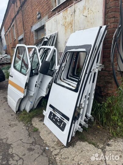 Задняя распашная левая дверь на Mercedes 909