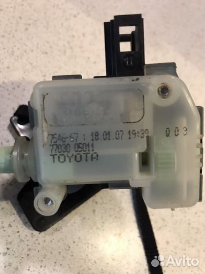 Toyota avensis замок лючка бензобака