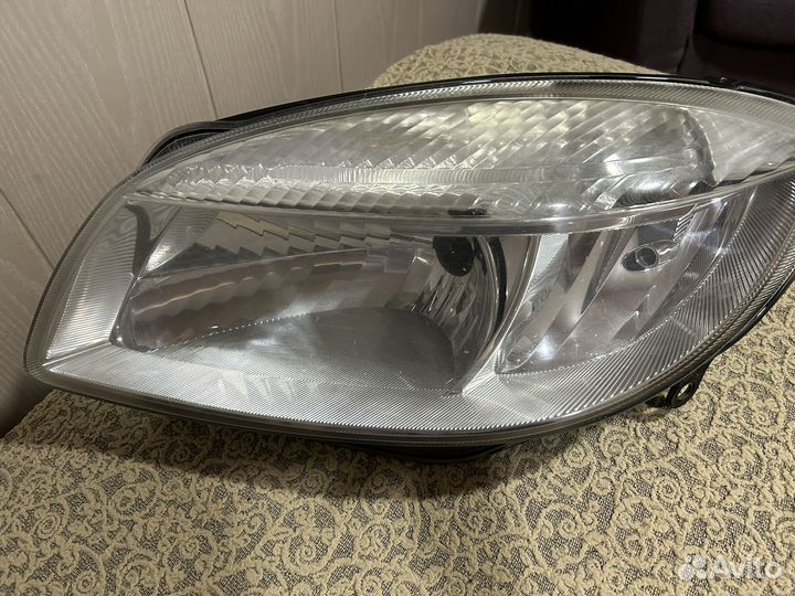 Оригинальная фара(левая) skoda Roomster 2009