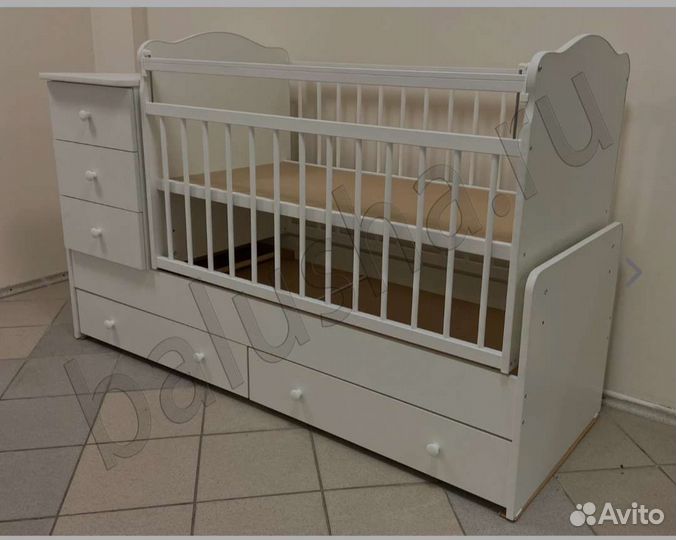 Детская кроватка и пеленальный комод