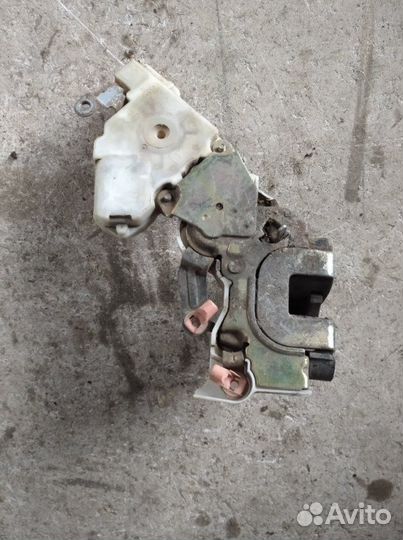 Замок двери задний левый Nissan Almera N16