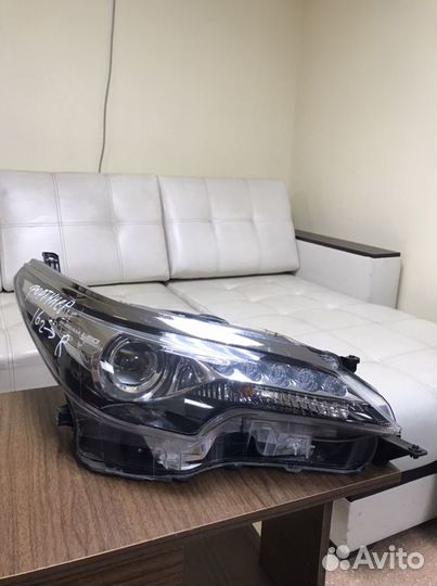 Фара правая LED Toyota Fortuner 2 оригинал