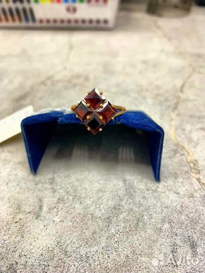 Кольцо с красными камнями 2,95