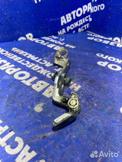 Петля двери Ford Focus 1 седан 2004