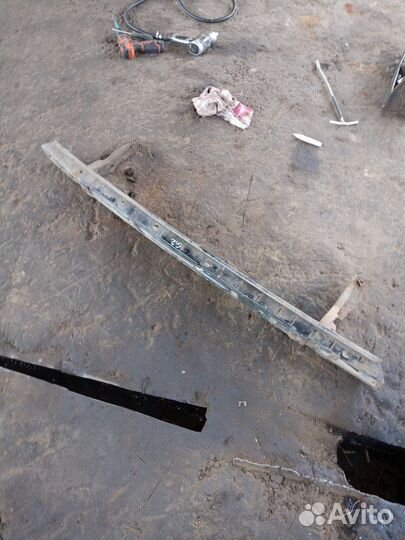 Усилитель бампера передний Volkswagen Golf MK2