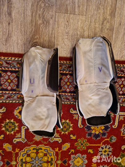 Щитки хоккейные 14