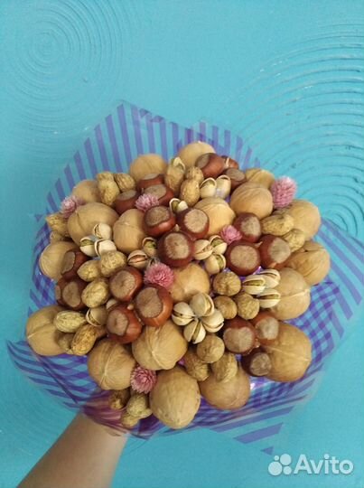 Букет из орехов