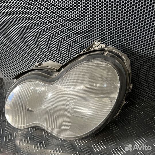 Фара Mercedes-Benz C-класс