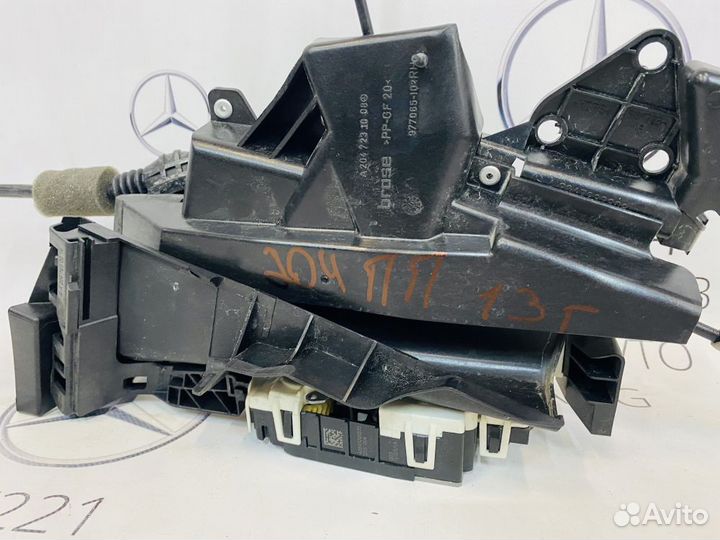 Замок двери передний правый Mercedes W204