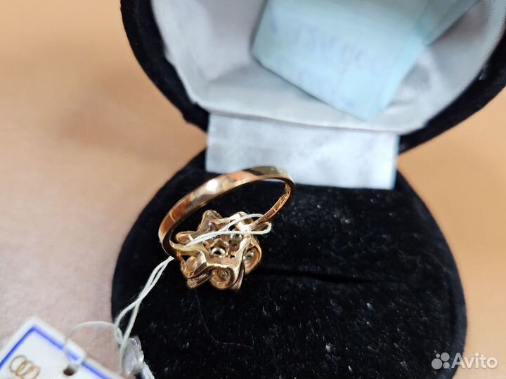 Золотое кольцо с сапфиром и бриллиантами. 3,33 гр