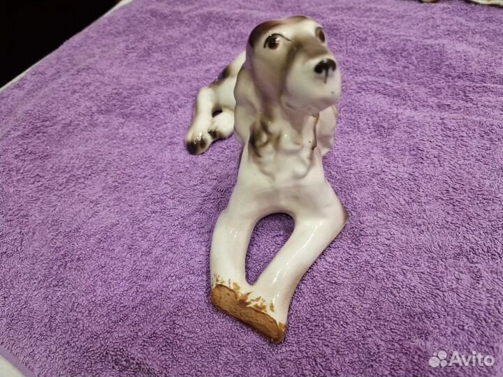 Фарфоровая статуэтка собака