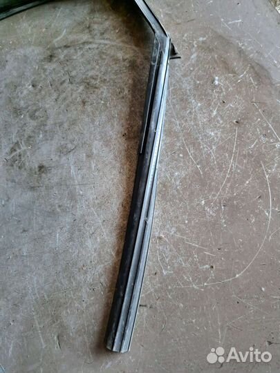 Уплотнитель стекла двери задний Nissan Fuga