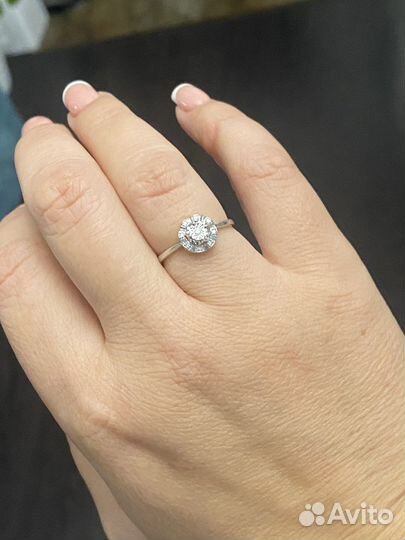 Золотое кольцо с бриллиантом