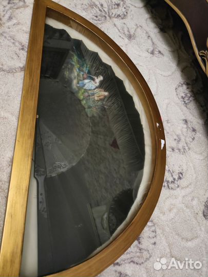 Веер антикварный в витрине