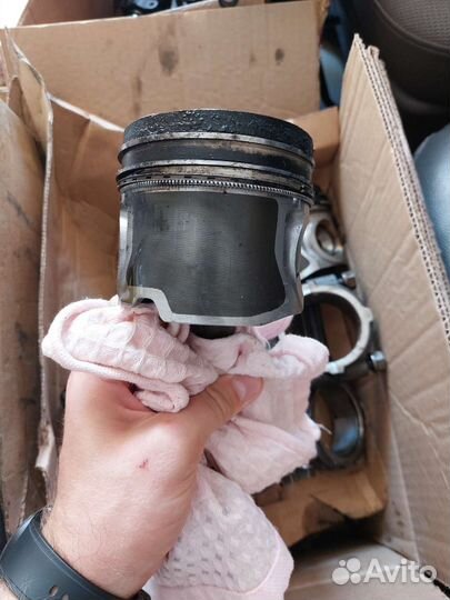 Поршни в сборе с шатунами D4CB