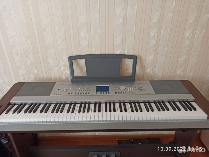 Цифровое пианино (синтезатор) Yamaha DGX-640