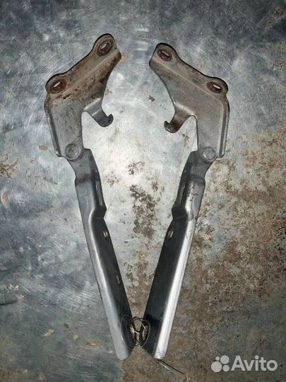 Петли капота Nisan Laurel HC35