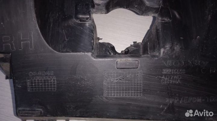 Кронштейн накладки на порог (наружней) volvo XC60