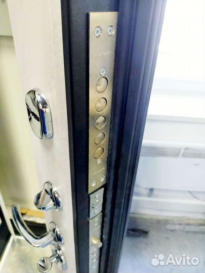 Дверь входная с зеркалом