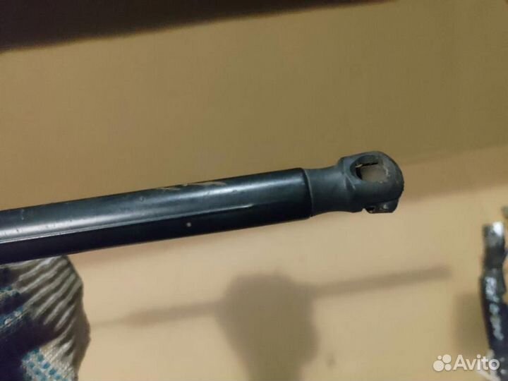 Амортизатор капота volkswagen Passat CC 2008