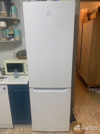 Продаю Холодильник Индезит DS 318W