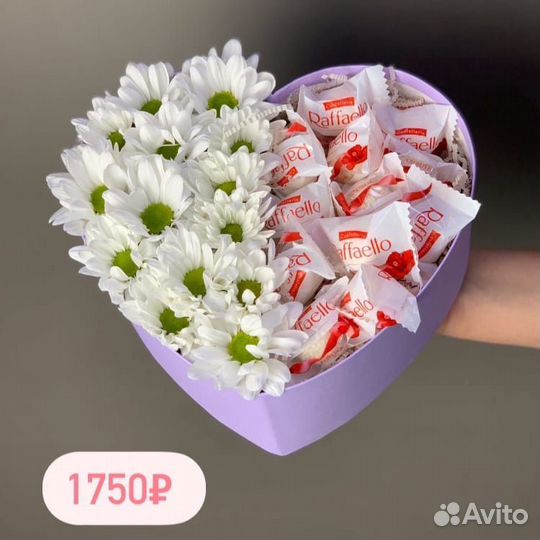 Композиция с хризантемой и конфетами