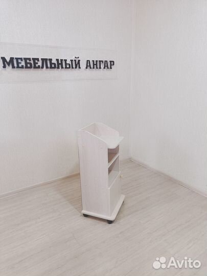 Тумбочка на колесиках в наличии