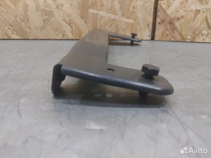 Кронштейн подножки правый Scania P8X400 самосвал