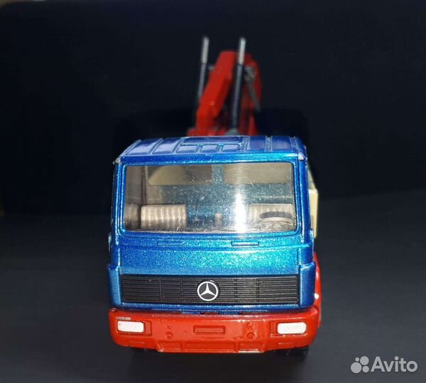 Модель грузовика Mercedes Benz 1:55 siku