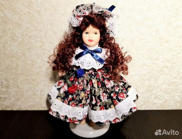 Кукла фарфоровая коллекционная на подставке