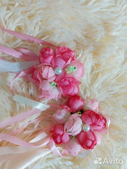 Бутоньерка, браслет подружкам