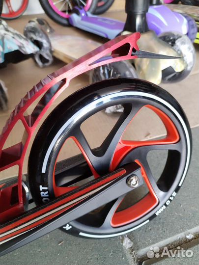 Самокат с ручным тормозом 210 мм KMS