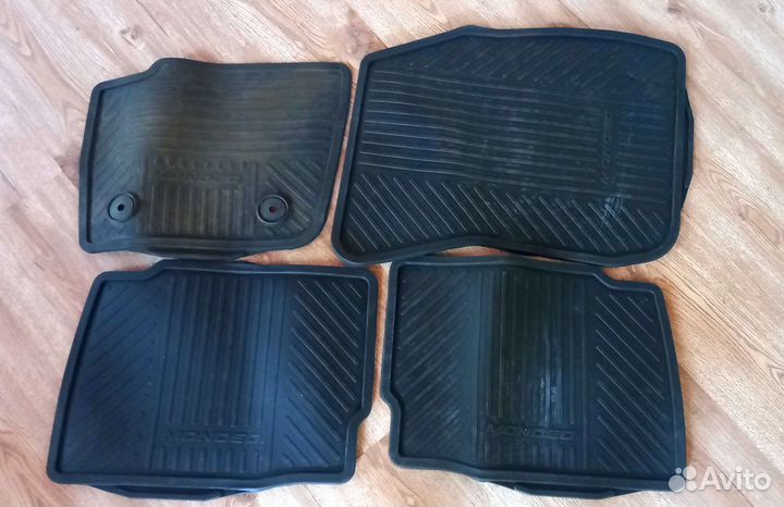 Набор автомобильных ковриков