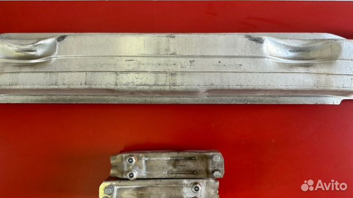 Усилитель бампера передний Audi A6 C6 AUK 3.2 2008