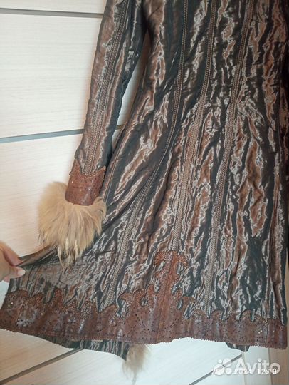 Пальто утеплённое с меховым воротником и манжетами