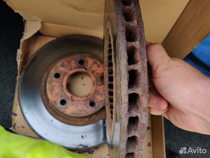 Тормоза передние комплект