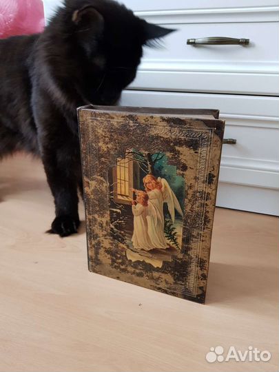 Шкатулка в виде книги новая