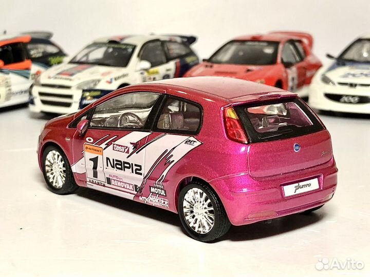 Модель автомобиля ралли Fiat Grande Punto 1:43