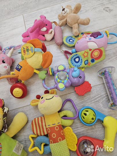 Погремушки, развивающие игрушки