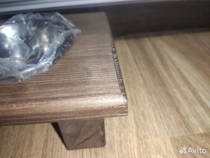 Кормушка, миски на деревянной подставке