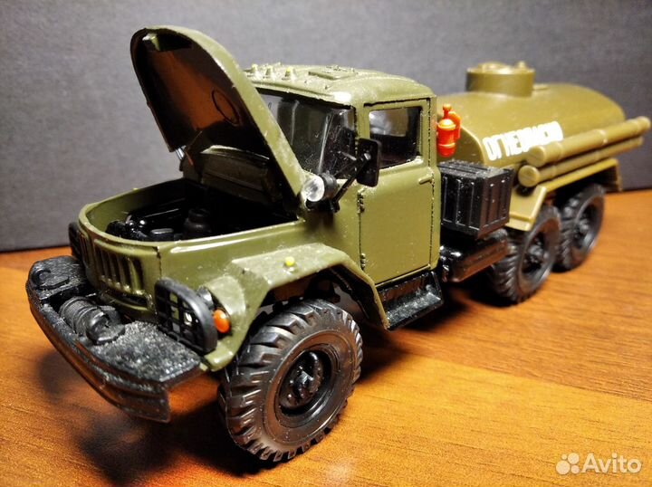 Модель автомобиля ЗИЛ-131 (бензовоз)