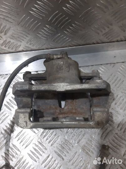 Суппорт передний левый Toyota Corolla E150 1ZR-FE