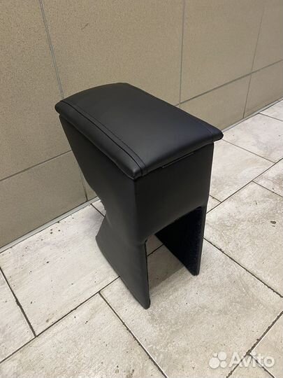 Подлокотник на Suzuki Liana