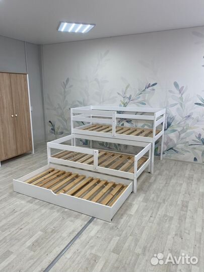 Кровать детская двухъярусная невысокая деревянная