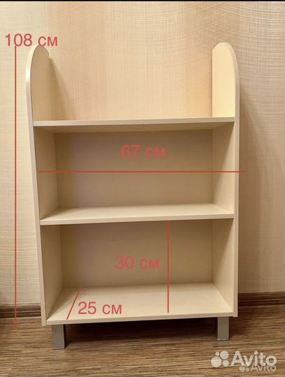 Полки около стола школьнику. Стелаж для книг