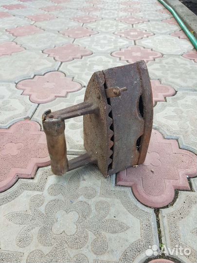 Утюг чугунный старинный угольный