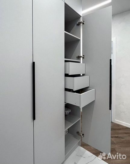 Шкаф встроенный распашной