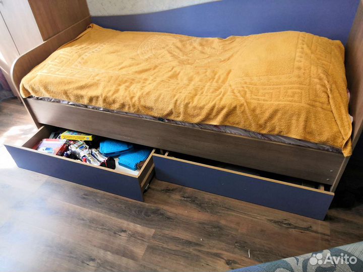 Спальный гарнитур, письменный стол бу