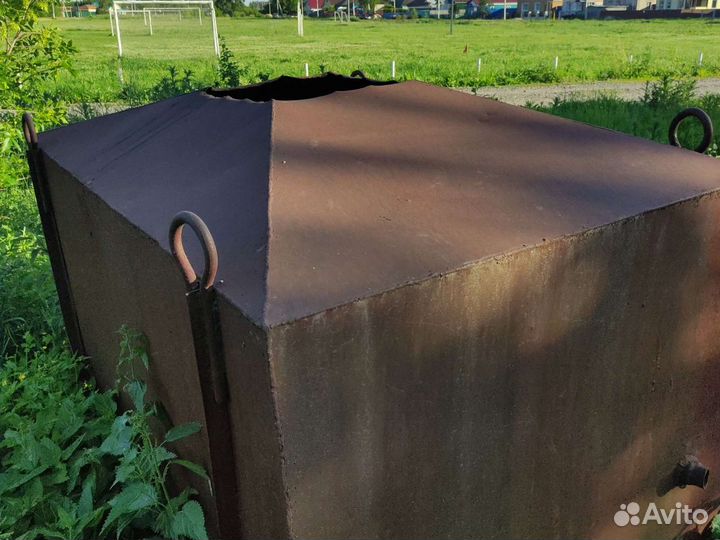 Металлическая емкость, около 2.4 Куба