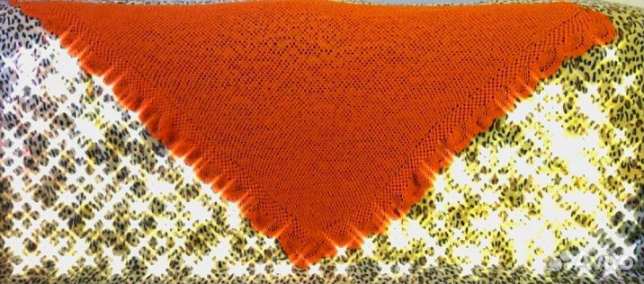 Косынка оранжевая, вязанная крючком